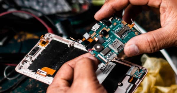 Un réparateur répare un smartphone