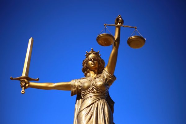 Statut de la Justice, les yeux bandés, brandissant l'épée et la balance