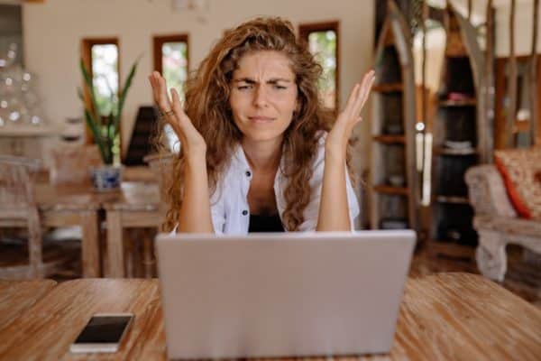 Femme énervée par son ordinateur