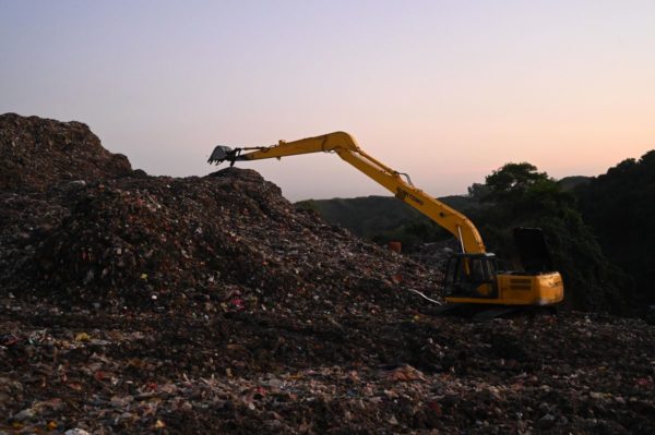 Une grue jaune dans une décharge