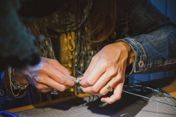 Mains de femme en train de bricoler