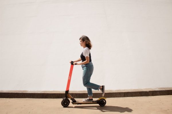 Une femme sur une trottinette électrique