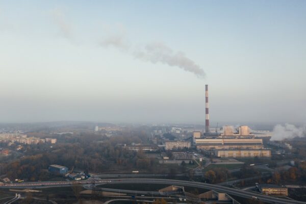 Paysage urbain avec une usine en arrière-plan