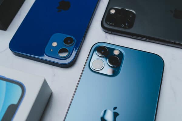 Plusieurs iPhones disposés sur une table