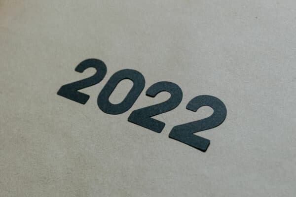 Le chiffre 2022 imprimé en gris sur une page blanche