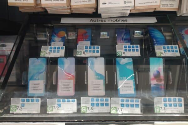 Un rayon smartphones au Carrefour Montreuil avec l'indice de réparabilité sur chaque produit