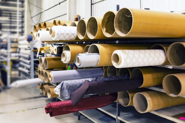 Rouleaux de textile dans une usine