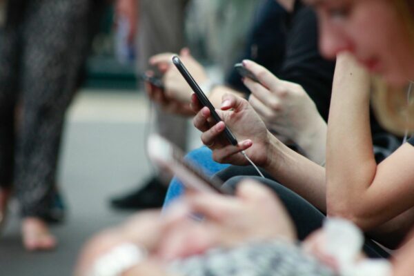 Un groupe de personnes qui regardent leurs smartphones