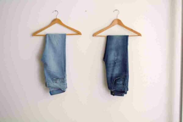 Deux jeans sur des cintres