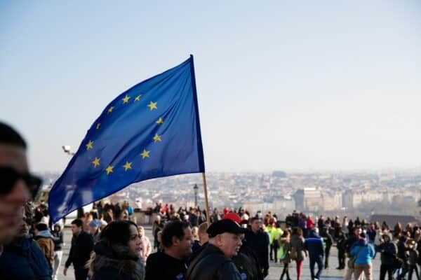 Une foule tenant un drapeau européen