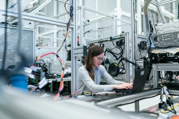 Une femme ingénieure dans un laboratoire