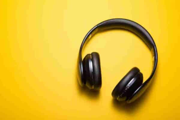 Casque audio sur un fond jaune