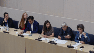 Un groupe de 6 personnes parle sur une estrade de conférence pour discuter des non condamnation pour obsolescence programmée.