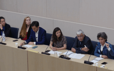 Un groupe de 6 personnes parle sur une estrade de conférence pour discuter des non condamnation pour obsolescence programmée.