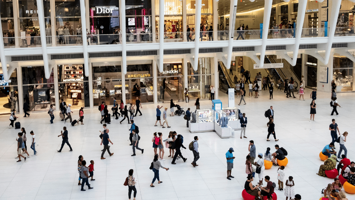 Personnes qui marchent dans un centre commercial