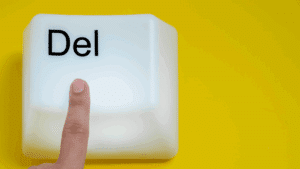 Un index appuie sur un gros bouton d'ordinateur Del.
