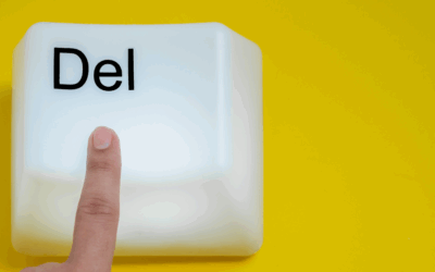 Un index appuie sur un gros bouton d'ordinateur Del.