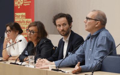 Groupe de quatre personnes qui débattent sur une estrade avec des micros.