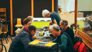Un groupe de gens lors 'un atelier des Journées nationales de la réparation