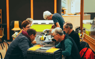 Un groupe de gens lors 'un atelier des Journées nationales de la réparation