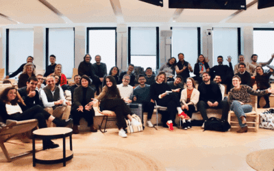 Un groupe d'une quarantaine de personnes pose devant l'objectif