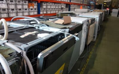 Entrepôt avec une rangée de lave-vaiselle à réparer.