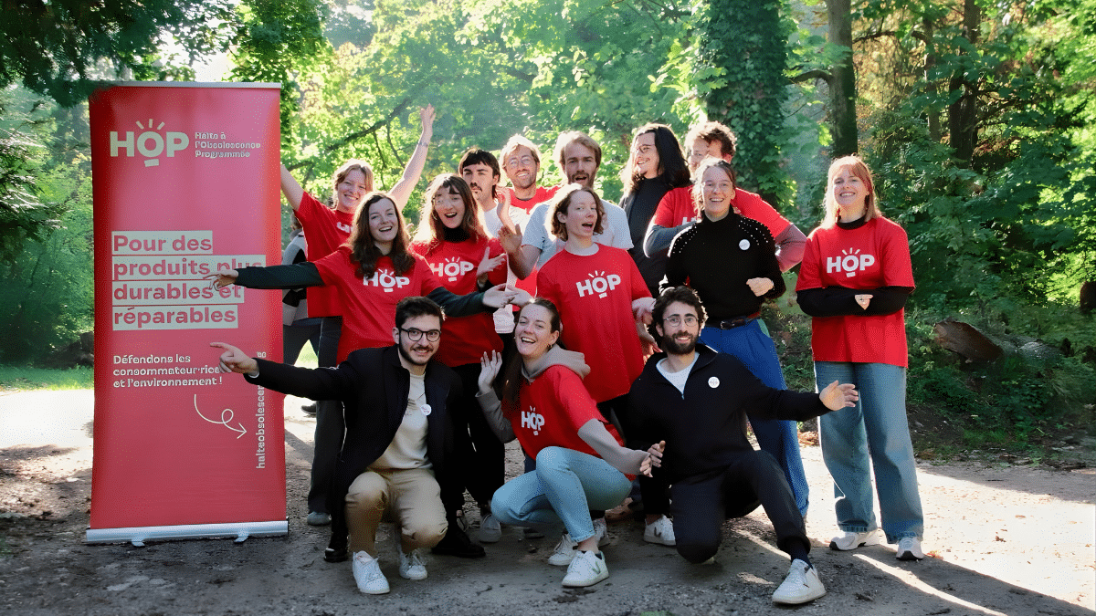 L'équipe HOP, une dizaine de personnes, avec des tshirts rouge et le logo HOP en blanc en gros, sur fond de forêt
