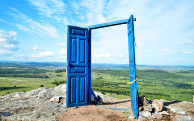 Une porte bleu ouverte vers un paysage