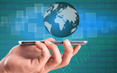 Une main qui tient un téléphone d'où sort une planète.