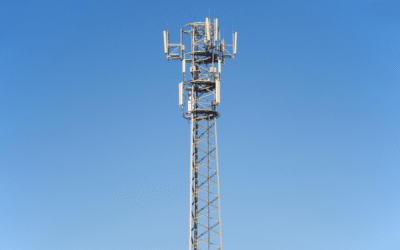 Antenne relais de téléphonie seule sur fond bleu.