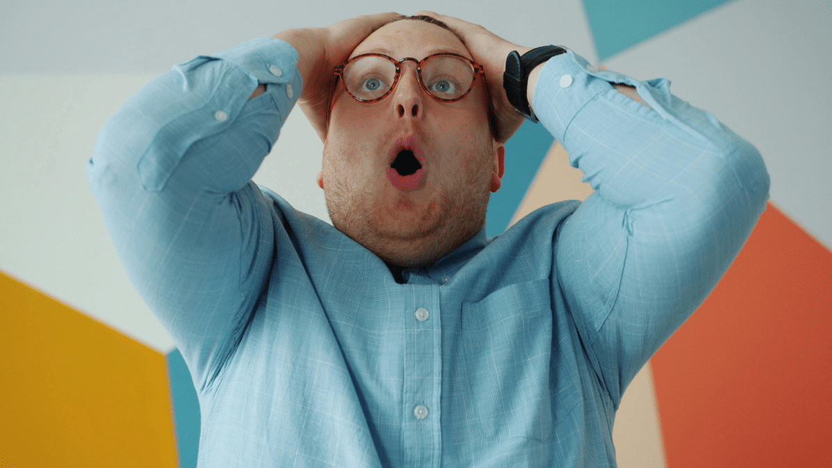 Un homme se prend la tête dans les mains de surprise et de dépit