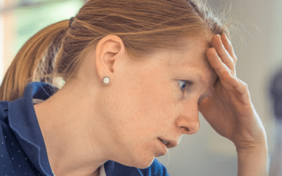 Une femme prend sa tête dans ses mains