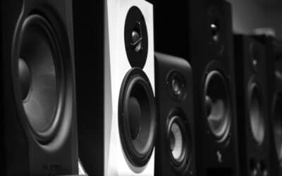 des enceintes audio alignées