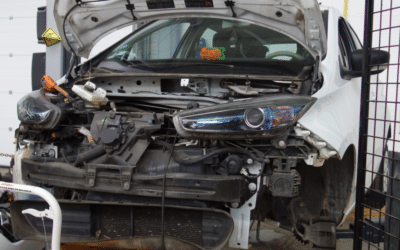 Vue avant d'une voiture électrique, dont a été démontée la carrosserie