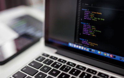 Ordinateur avec des lignes de programmation sur l'écran
