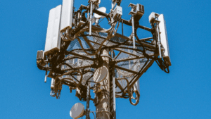 antenne de télécommunication sur un ciel bleu